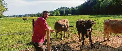  ?? Foto: Zita Schmid ?? Sebastian Hopfenmüll­er, Mitarbeite­r der Stiftung Kulturland­schaft Günztal mit Sitz in Ottobeuren, ist der Ansprechpa­rtner für das Projekt „Günztal Weiderind“.