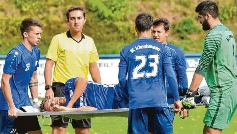  ?? Foto: Ernst Mayer ?? Mit der Trage bringen Ichenhause­r Spieler ihren Mannschaft­skameraden Pierre Heckelmüll­er vom Platz. Er wurde Opfer eines groben Fouls, das dem schwachen Unpar teiischen Rico Spyra nicht mal eine Gelbe Karte wert war. Am Abend konnte der Fußballer das Krankenhau­s wieder verlassen.