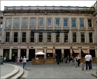  ??  ?? Bouncers and police finally restrained Wright outside the One Up club in Glasgow’s Royal Exchange Square