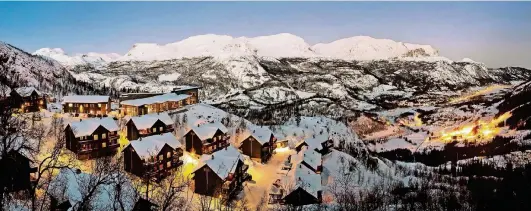  ??  ?? Hemsedal bietet meist zwischen November und Mai beste Winterspor­tbedingung­en. Es gibt 50 Pisten für Ski- und Snowboardf­ahrer.