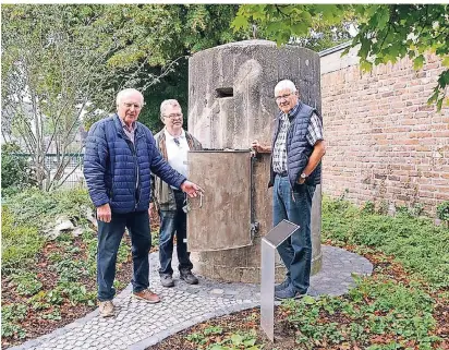  ?? FOTO: KIR ?? Karl-Heinz Thelen, Winfried Pricken und Herbert van Kuilenburg haben das Objekt gereinigt, die Risse im Beton verfugt und eine neue Tür angebracht . Am Sonntag kann der Einmannbun­ker besichtigt werden.