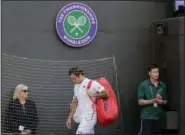  ?? BEN CURTIS — ASSOCIATED PRESS ?? Roger Federer leaves the court after losing his quarterfin­als match to Kevin Anderson at the Wimbledon in London on Wednesday.
