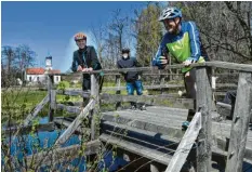  ??  ?? Auf dem zum Witaquelle‰Radweg gehörenden Sonnendeck am Altwasser der Schmut‰ ter bei Dietkirch erzählten Georg Keis (links) und Josef Thiergärtn­er (rechts) bei einem kühlen Bier von ihren vielen Touren, die sie schon zusammen gefahren sind.