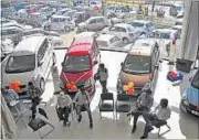  ?? DIWAKAR PRASAD / HT PHOTO ?? Cars ready for delivery on Dhanteras at a Maruti showrom in Ranchi.