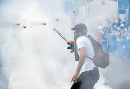  ?? Foto: Jeffrey Arguedas ?? Un hombre, en mitad de los enfrentami­entos entre policías y manifestan­tes en Costa Rica.