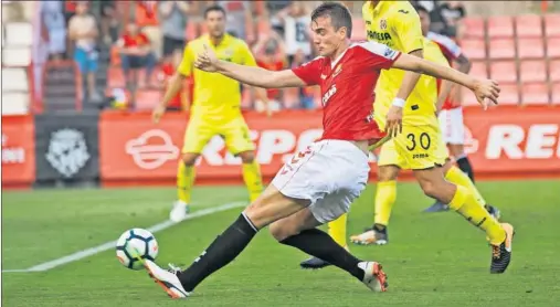  ??  ?? REFERENCIA. Manu Barreiro será hoy uno de los delanteros del Nàstic.