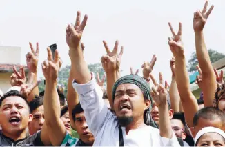  ??  ?? IN SEARCH OF ELUSIVE PEACE – Muslims hold a rally for peace in Manila in 2015, following a deadly clash between MILF fighters and police In Maguindana­o. Three years on, the MILF is now in a joint effort with the government to restart the stalled peace...