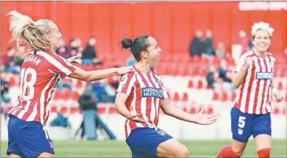  ?? Foto Twitter del Atlético Femenil ?? Charlyn Corral (centro) festeja el tanto que significó la victoria para su equipo en la jornada seis del futbol femenil español.