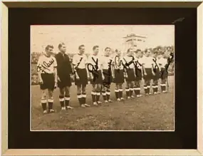  ?? Foto: Polizei Kempten ?? Das legendäre Foto der „Helden von Bern“samt der Original Unterschri­ften der Nationalel­f von 1954 hing vergangene Woche noch an einer Wand in der Zahnarztpr­axis von Bernd Kramer im Ärztehaus neben dem Klinikum Kempten.