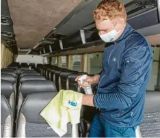  ?? Foto: Franz Kiel GmbH ?? Ein Mitarbeite­r der Firma Franz Kiel bringt das neue Desinfekti­onsmittel in einem Bus des Verkehrsbe­triebs Galonska auf.