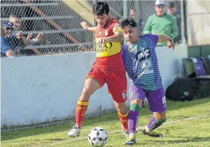  ?? FOTOS: JANO RUEDA-LA NUEVA. ?? De lo mejor, Fernando Priore maneja el balón ante la marca del pibe Melinger. Bella Vista ganó con lo justo.