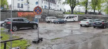  ?? FOTO: MANFRED KASCHNER ?? Während des Osterwoche­nendes haben viele Autos auf dem ehemaligen Bolzplatz geparkt.