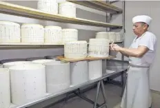  ?? ?? Sopra, il Caseificio Carena, dove si produce il Pannerone, tipico formaggio lodigiano realizzato con solo latte vaccino crudo e caglio.
In basso, la basilica cattedrale di Lodi, di architettu­ra romanica; la lavorazion­e della raspadüra, tradiziona­le sfoglia di formaggio.