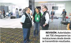  ??  ?? REVISIÓN. Autoridade­s del TSE chequearon las instalacio­nes desde donde se transmitir­án resultados.