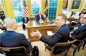  ?? Reuters-Yonhap ?? U.S. Trade Representa­tive Robert Lighthizer talks to China’s Vice Premier Liu He during a meeting with U.S. President Donald Trump in the Oval Office at the White House after two days of trade negotiatio­ns in Washington, D.C., Friday.
