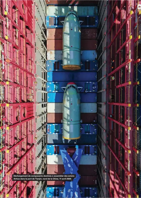  ??  ?? Déchargeme­nt de composants destinés à assembler des avions Airbus dans le port de Tianjin, nord de la Chine, 11 avril 2020.