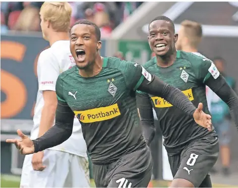  ?? FOTO: IMAGO ?? Premieren-Jubel: Alassane Plea (l.) freut sich mit Denis Zakaria über sein erstes Liga-Tor.