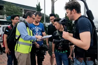  ??  ?? Andrés Mora ( segundo a la izq.) en Hong Kong durante una filmación con el equipo de CTVS en 2016.