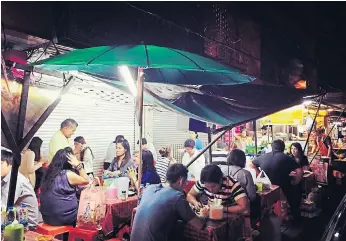  ??  ?? INSTITUTIO­N: Banyat Sanguansit­tikul’s noodle shop, which has been in place for more than 20 years.