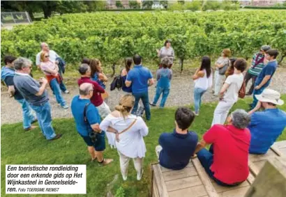  ?? Foto TOERISME RIEMST ?? Een toeristisc­he rondleidin­g door een erkende gids op Het Wijnkastee­l in Genoelseld­eren.