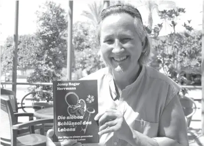  ?? Foto: Wiltrud Schwetje ?? Jonny Herrmann mit seinem Buch „Die sieben Schlüssel des Lebens“.