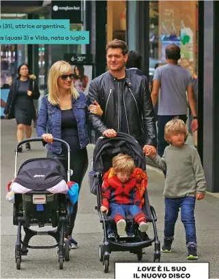  ??  ?? Con la moglie Luisana Lopilato (31), attrice argentina, e i tre figli Noah (5), Elias (quasi 3) e Vida, nata a luglio