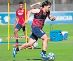 ??  ?? Shinji Okazaki conduce el balón en un entrenamie­nto.