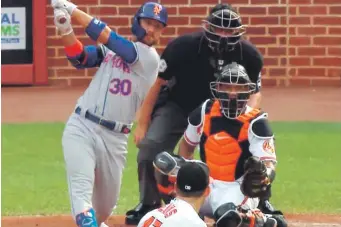  ??  ?? Michael Conforto, de los Mets de Nueva York al momento de conectar un jonrón en la jornada de ayer frente al pitcheo de los Orioles de Baltimore. AP