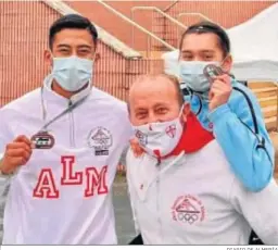  ?? DIARIO DE ALMERÍA ?? Foto de celebració­n de los atletas con Antonio Zarauz, entrenador.