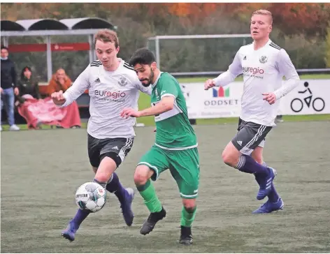  ?? FOTO: GERD HERMANN ?? Goalgetter Hasan Hamzaoglu (Mitte) hat schon sechs Treffer für den Hamminkeln­er SV erzielt.