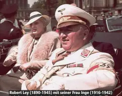  ??  ?? Robert Ley (1890-1945) mit seiner Frau Inge (1916-1942) bei einer Parade der „Legion Condor“1939 in Berlin