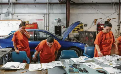  ?? Photos by Godofredo A Vásquez / Staff photograph­er ?? From left, Tasha Gates, Gisella Ramirez and Tamara Ortiz are part of the first auto mechanics class open to women in the Harris County Jail’s Crites Vocational Center, a building off-site from the main lockup.