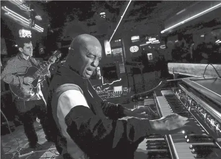  ?? LEONARDO CARRIZO ?? Jazz pianist and organist for the Columbus Jazz Orchestra Bobby Floyd, a Pickeringt­on native, is pictured at a jam session in 2009 alongside guitarist Derek Dicenzo.