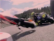  ??  ?? Brividi La moto di Morbidelli, colpito da Zarco, schizza davanti a Rossi