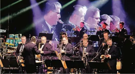  ?? RP-FOTO/ARCHIV: ACHIM BLAZY ?? Die Big Band der Bundeswehr ist ein renommiert­es Orchester mit Profimusik­ern und tritt im In- und Ausland auf.