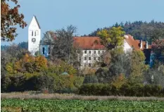  ??  ?? Endpunkt der Etappe ist Thierhaupt­en. Schon von Weitem ist das imposante Kloster zu sehen.