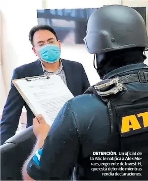  ??  ?? DETENCIÓN. Un oficial de la Atic le notifica a Alex Moraes, exgerente de Invest-h, que está detenido mientras rendía declaracio­nes.