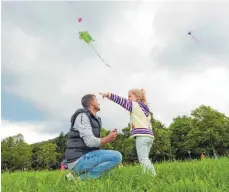  ??  ?? „Papa, er fliegt!" Am Samstag war es auf der Familienwi­ese gar nicht so einfach, einen Drachen in den Himmel zu bekommen.