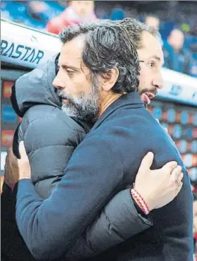  ?? FOTO: EFE ?? Quique, abrazado por Machín El técnico del Girona dio ánimos al del Espanyol