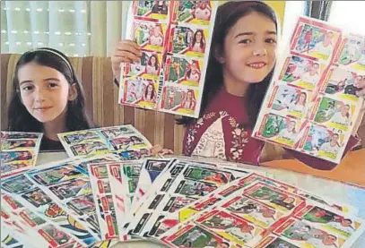  ?? FOTO: MARÏA VÁZQUEZ ?? Rocío (8 años) y María (5), con la colección La liga Iberdrola les ha ayudado a completar un álbum con todas las jugadoras