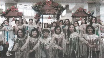  ??  ?? CHRISTMAS CHEERS. The carolers of Zonta Club of Cebu 2 pose with their musical directress/choreograp­her Zontian Wi Suan Tiu, front row, fourth from left.