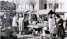  ??  ?? In den 1950er Jahren erlebte der Wochenmark­t einen neuen Aufschwung. Hier ein Foto aus diesen Jahren.