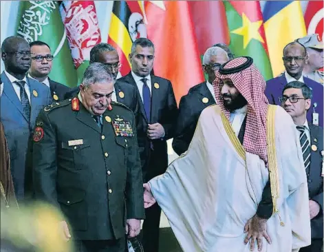  ??  ?? El príncipe Mohamed bin Salman con otros ministros de Defensa musulmanes el domingo en Riad