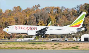  ?? FOTO: DPA ?? Boeing 737 Max 8 von Ethiopian Airlines am Flughafen Seattle: Nach dem Absturz der Boeing in Äthiopien mit 157 Toten wird der deutsche Luftraum für Maschinen dieses Typs gesperrt.