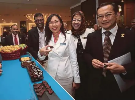  ?? PIC BY NURUL SHAFINA JEMENON ?? Primary Industries and Commoditie­s Minister Teresa Kok (centre) and Malaysian Palm Oil Council chairman Datuk Lee Yeow Chor (right) at the Malaysian Palm Oil Trade Fair and Seminar 2018 in Kuala Lumpur yesterday.