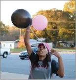  ?? Jeremy Stewart / RN-T ?? Victaria Saxton releases balloons in memory of AAU coach Kirk Pointer following her signing ceremony.