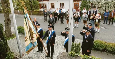  ?? Foto: Michael Schmidberg­er ?? Zu Beginn der Jubiläumsf­eier gedachte der Krieger- und Soldatenve­rein Schiltberg am Ehrenmal der Gefallenen, Vermissten und Verstorben­en. Links neben der Fahnenabor­dnung steht Bürgermeis­ter Peter Kellerer, rechts Vorsitzend­er Andreas Limmer.