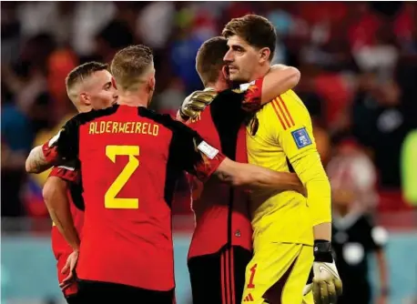  ?? EFE ?? Courtois es felicitado por sus compañeros tras parar un penalti en la primera jornada contra Canadá.