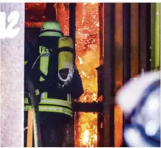  ?? FOTO: ROLF RUPPENTHAL ?? Die Flammen breiteten sich nach Feuerwehra­ngaben rasend schnell in dem Haus aus.