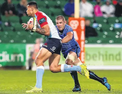  ?? PHOTO: GETTY IMAGES ?? On the burst . . . Waratahs fullback Israel Folau (left) attempts to break the tackle of Western Force loose forward Matt Hodgson during their Super Rugby match in Perth last season.